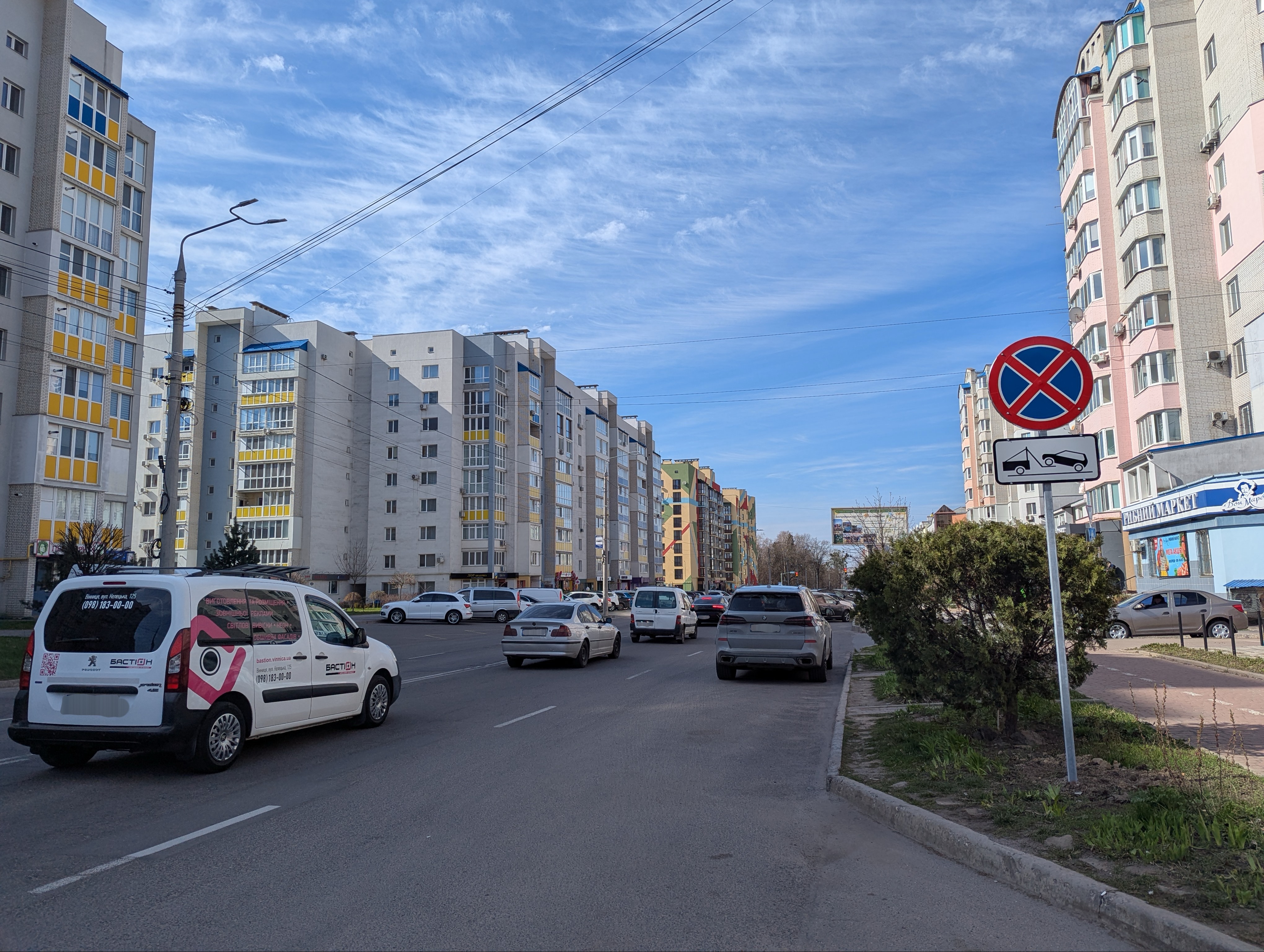 Впорядкування руху та безпечне паркування на вулиці Зодчих: встановлено заборонні знаки та посилено контроль